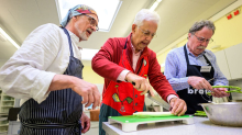 Trauerarbeit: Witwer kochen Drei-Gänge-Menü – Gemeinschaft das Wichtigste