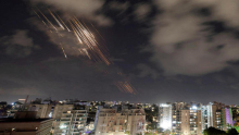 Izrael na bombardiranja odgovoril v Iranu; borze globoko v rdečem