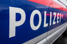 Auto geschrottet: 36-Jährige ohne Führerschein krachte in Glasfassade
