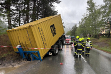 Auf der L 104: 27 Tonnen schwerer Schüttgutcontainer löste sich von Lkw