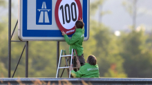 Umweltschutz: Tempo 100 auf Autobahnen? Greenpeace rückt mit Aufklebern an