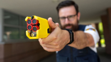 Pilotprojekt für die Polizei: Mit dem Taser auf Streife: Schonende oder gefährliche Waffe?