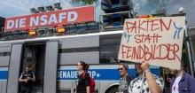 AfD: Aktivisten servieren Politikern Hakenkreuz aus veganem Mett