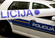 Voznik avtomobila s slovensko registracijo prebil ograjo na mostu Antenal in zapeljal v morje