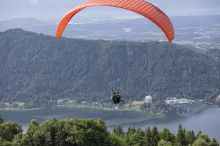 Paragleiter löste Notschirm aus und landete im Ossiacher See 
