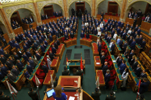 Madžarski poslanci soglasno podprli znižanje lastnih plač za 40 odstotkov