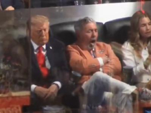 Trump v finalu lige NBA izžvižgan: je med tekmo tudi zaspal? #video