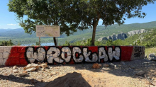 Poljaci grafitima unakazili zid u Lokvičićima, policija ih pronašla