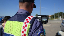 Odbio alkotest i udario policajca na Braču, pomagala i suputnica.  Dobili su papreni sprej i lisice