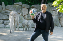 Hans Krankl kickte im Zoo Schönbrunn mit Elefanten: „Top!
