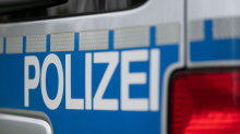 SEK rückt an: Junger Mann greift Passanten an - Polizei entdeckt Armbrust
