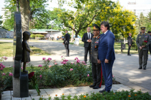 Ministri Gašić i Hasanov položili vence na Tašmajdanu: Odana počast Alijevu, Paviću i deci žrtvama NATO agresije (FOTO)