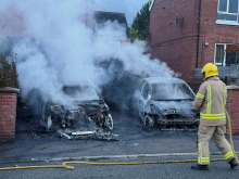 Protipriseljenski protestniki v Belfastu zažgali več hiš in avtomobilov