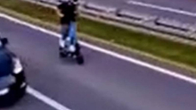 VIDEO Osječka policija ulovila tinejdžere sa sulude snimke divljanja na el. romobilima!