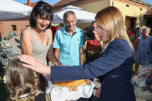 BEZ BINE, BEZ FORMALNOSTI, MEĐU LJUDIMA - MEĐU SVOJIMA! Ministarka Stamenkovski obišla porodicu Obradović u selu Jasika: Želimo da čujemo ljude (FOTO)
