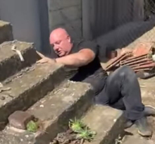 (VIDEO) POZNATOG ZMIJOLOVCA UJELA ZMIJA! Vladica proturio ruku da je uhvati, pa dobio neočekivani ODGOVOR - objavljen dramatičan snimak: 