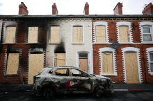 Protipriseljenski protestniki v Belfastu zažigali hiše in avtomobile. Vzklikali so 