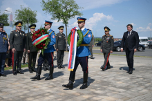 MINISTAR GASIĆ I MINISTAR AZERBEJDŽANA U KRUŠEVCU: Položili vence i odali počast palim pripadnicima Vojske i policije (FOTO)