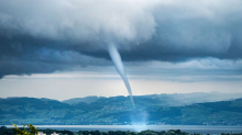 Naturschauspiel: Seltene Wasserhose fegt über den Bodensee