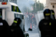 Severnoirska policija proti nasilnim protestnikom uporabila vodne topove
