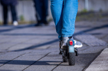 14-Jähriger in Klagenfurt von E-Scooter gezerrt: Täter fuhr davon