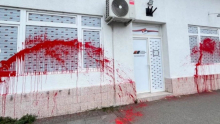 VANDALSKI NAPAD NA STRANAČKE PROSTORIJE Oglasio se OO SNS Surčin: Nasilje i mržnja nikad neće pobediti pristojnu Srbiju (FOTO/VIDEO)