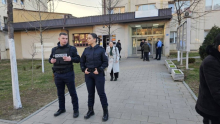 PRIVEDENI DIREKTORI SRPSKIH ŠKOLA NA KiM: Kurtijevi policajci naoružani do zuba im upali u kuće, pravili haos pred decom