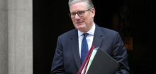 Großbritannien: Keir Starmer kündigt harten Machtkampf um sein Amt an