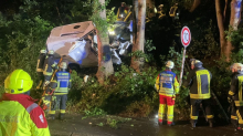 Unfall in Dortmund: 32-Jähriger prallt mit Auto gegen Baum - schwer verletzt