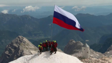 Po 35 letih slovenska narodna zastava znova zaplapolala na vrhu Triglava