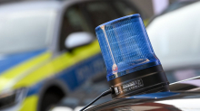 Autobahn 8: „Nahezu ungesichert“ - Polizei stoppt Anhänger mit Bagger