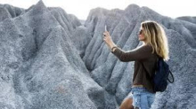 Roaming in vacanza, cosa cambia nel 2026: più giga all'estero, ma non per tutti