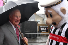 Protokollfehler bei Stadiontermin sorgt für Lacher bei Charles III.