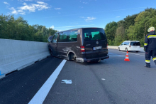 VW-Bus prallte auf der A 9 bei Straß gegen die Leitwand