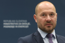 Vrtovec nejasno glede morebitnega prevzema politične odgovornosti v zadevi Knovs