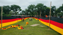 Fan aus Bangladesch entrollt zur WM 7,5 Kilometer lange Deutschland-Fahne