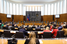 Večina opozicije ostro proti spremembam zakona o lokalnih volitvah, omenjajo tudi ustavno presojo