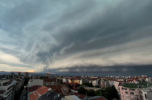 NEVEROVATAN SNIMAK SUPERĆELIJE IZNAD NOVOG SADA: Ovako je izgledao najjači oblak u jučerašnjem talasu oluja (VIDEO)