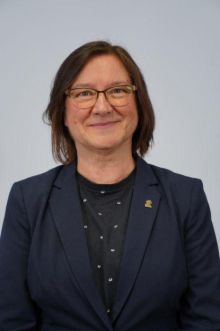 Lavrinova diploma v roke Judit Reiman, izjemne posrednice slovenske kulture na Madžarskem