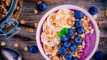 Erfrischend, fruchtig, sättigend: Sommerliches Frühstücksrezept: Beerige Smoothie-Bowl
