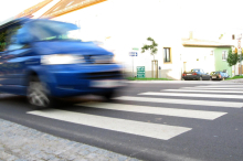 Von Sonne geblendet: Autofahrerin fuhr Fußgängerin auf Zebrastreifen an