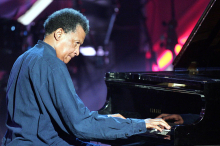 Umrl je južnoafriški pianist Abdullah Ibrahim
