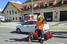 Auf der B 23: Motorradfahrer fuhr vor Feuerwehrhaus auf Auto auf