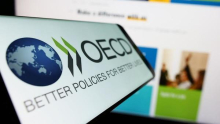 OECD: Še enkrat razmislite o obvezni božičnici, manj obdavčite plače, bolj pa nepremičnine in porabo