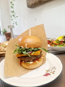 Evropski poslanci potrdili prepoved veganskih zrezkov, veganski burgerji in klobase ostajajo
