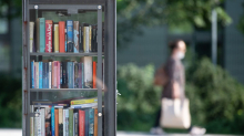 Im Bücherschrank entdeckt: Taufgeschenk nach acht Jahren in ausrangiertem Buch entdeckt