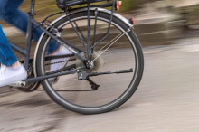 Radfahrer kollidierten auf Radweg, Pensionist schwer verletzt