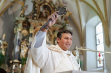 „s‘Maul holtn“ : Diakon aus Osttirol wird mit Ehe-Tipp zum Internet-Hit 