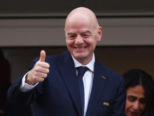 Tribune skoraj povsem polne, Infantino se je slikal z milijontim navijačem