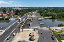 5000 Tonnen schwere Autobahnbrücke um 22 Meter verschoben